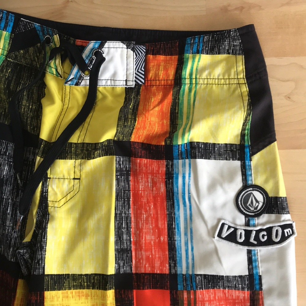 Volcom Board Shorts - Picture 2 of 3